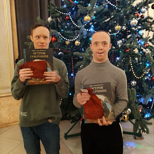 Новогодние украшения, созданные в мастерских фонда украсили главную ёлку Губернского театра